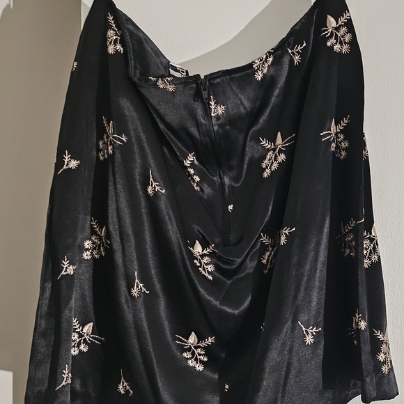 Black silky embroidered mini skirt - Picture 6 of 6